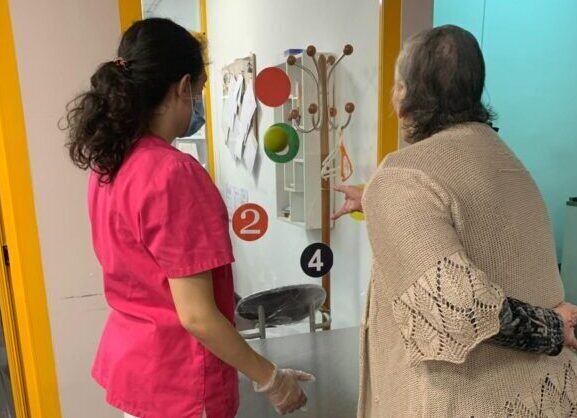 persona cuidadora en residencia