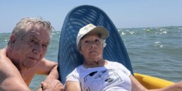 personas mayores en la playa