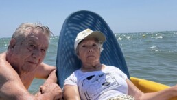 personas mayores en la playa