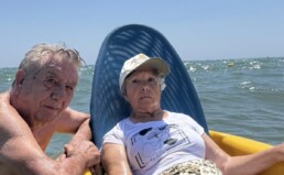 personas mayores en la playa